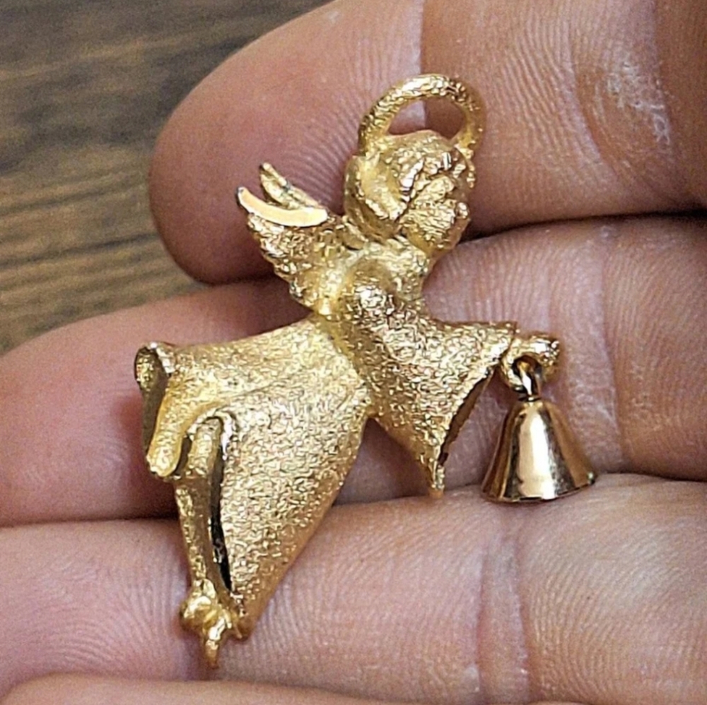 Beautiful Vintage 1980s Robyn Rush Angel With Bell Gold Tone Pin/Brooch.